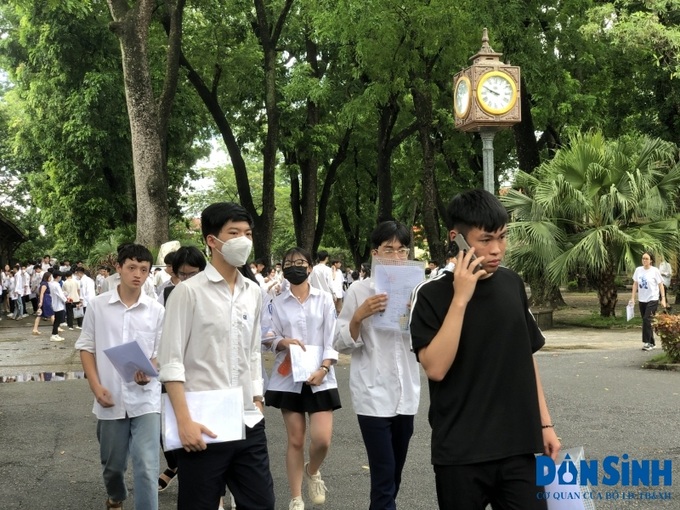 Thí sinh kết thúc môn thi Ngữ văn THPT 2023 tại Hà Nội.