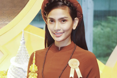 Trương Thị May nhận giải Người con của Đức Phật