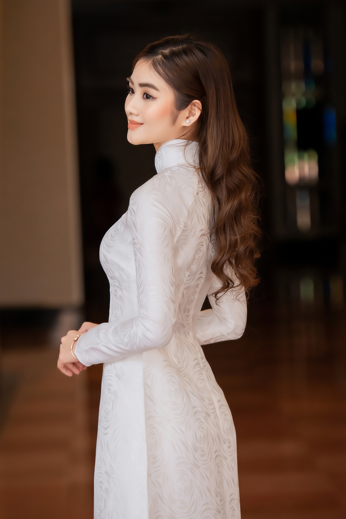 Hoa hậu Khánh Ngân, Ngọc Hân bất ngờ chọn cùng tông áo dài - 8 Hoa hậu Khánh Ngân, Ngọc Hân bất ngờ chọn cùng tông áo dài - 8