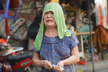 Người lao động "quay cuồng" trong đợt nắng nóng đầu tiên của năm 2023