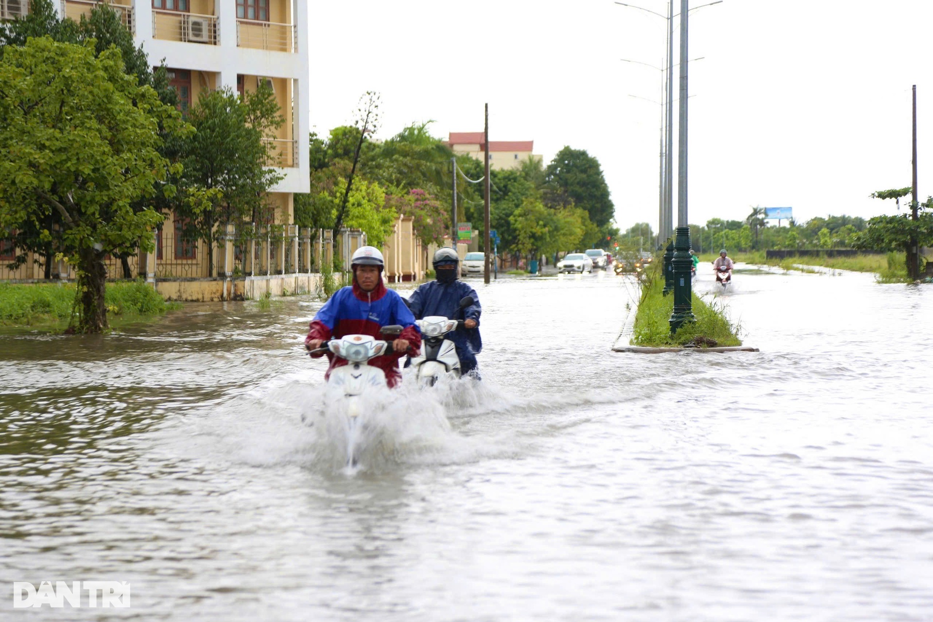 Mưa như trút nước, đường phố Đồng Hới biến thành sông - 5 Mưa như trút nước, đường phố Đồng Hới biến thành sông - 5
