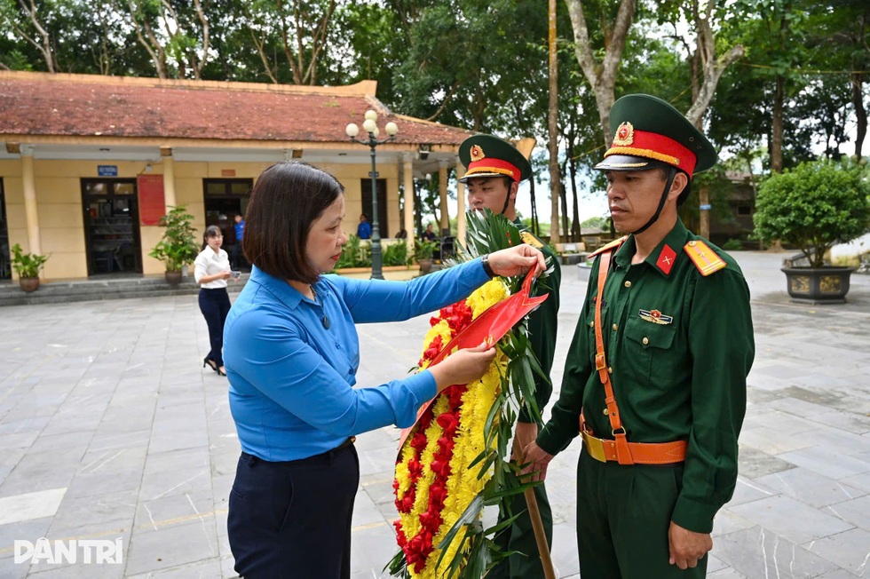 Bộ Nội vụ khánh thành Nhà bia ghi danh liệt sỹ và 10 căn nhà mới ở Nghĩa Lộ - 3 Bộ Nội vụ khánh thành Nhà bia ghi danh liệt sỹ và 10 căn nhà mới ở Nghĩa Lộ - 3
