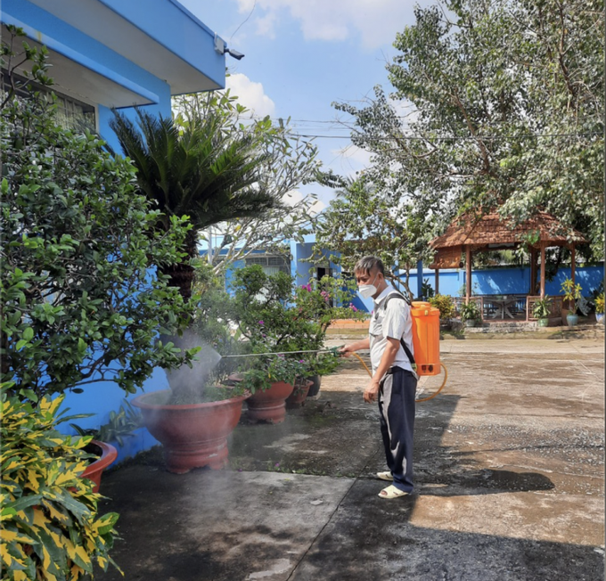 Nhân viên Trung Tâm tiến hành phun diệt khuẩn để phòng, chống dịch Covid-19.