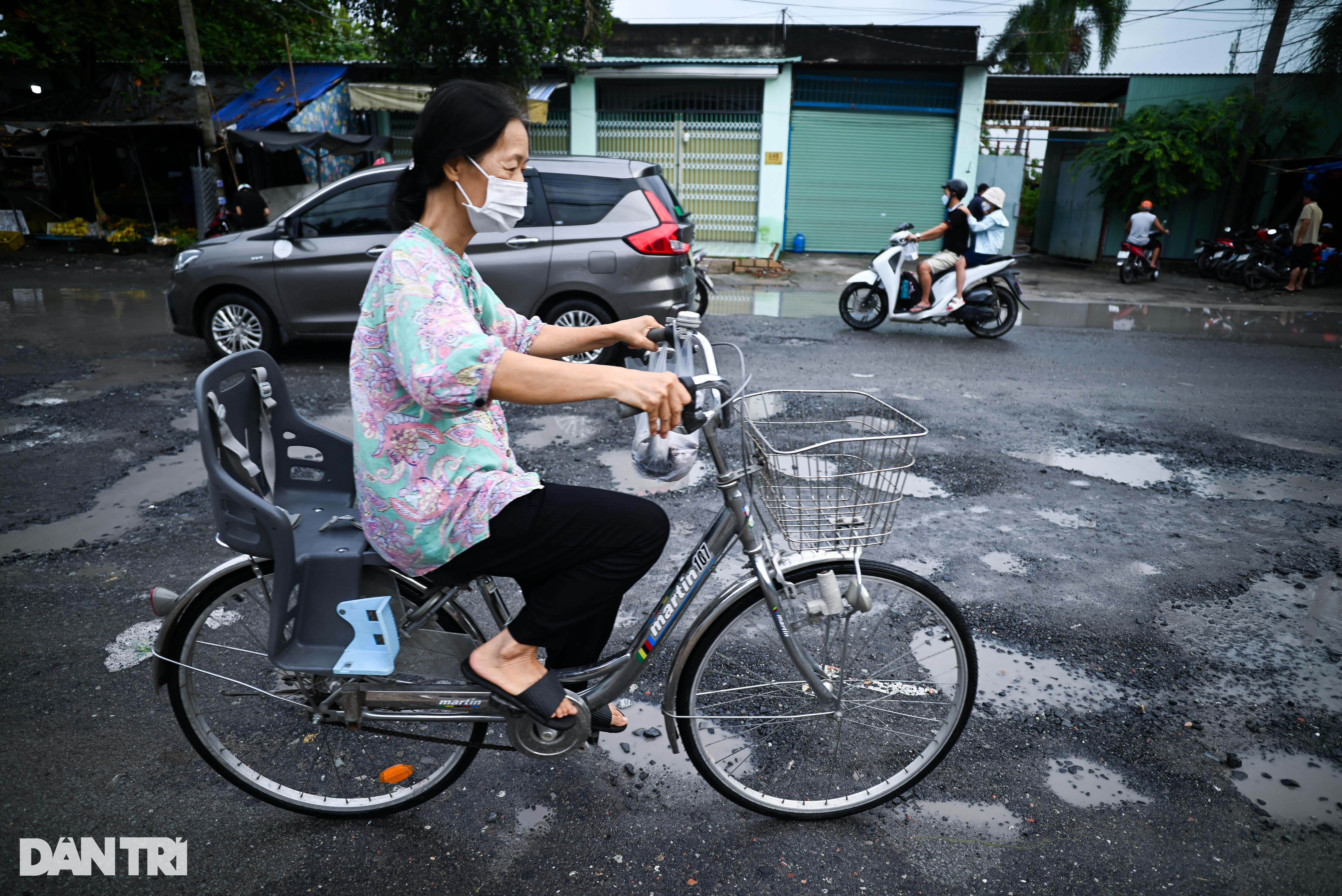 Hàng trăm ổ gà, ổ voi trên con đường dài khoảng 2km ở TP Thủ Đức - 4