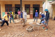 Quân và dân dồn sức dựng cầu tạm qua suối Abaanh để học sinh đến lớp