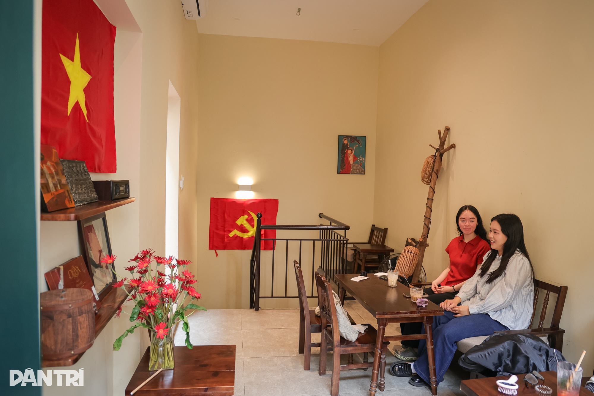 Cà phê yêu nước rực đỏ khắp Hà Nội, bán cả trăm cốc/ngày - 2 Cà phê yêu nước rực đỏ khắp Hà Nội, bán cả trăm cốc/ngày - 2