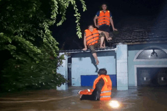 Nghẹt thở những cuộc giải cứu trong đêm lũ lớn
