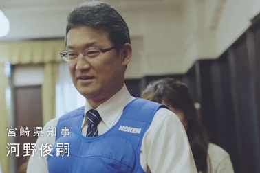 Đàn ông Nhật Bản mang bộ áo mô phỏng phụ nữ mang bầu để hiểu được nỗi khổ của vợ khi có thai