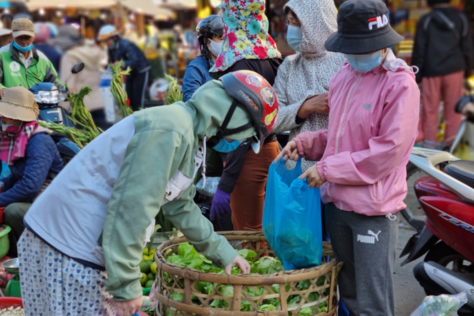 Nhộn nhịp phiên chợ Tết ngày cuối năm - 3 Nhộn nhịp phiên chợ Tết ngày cuối năm - 3