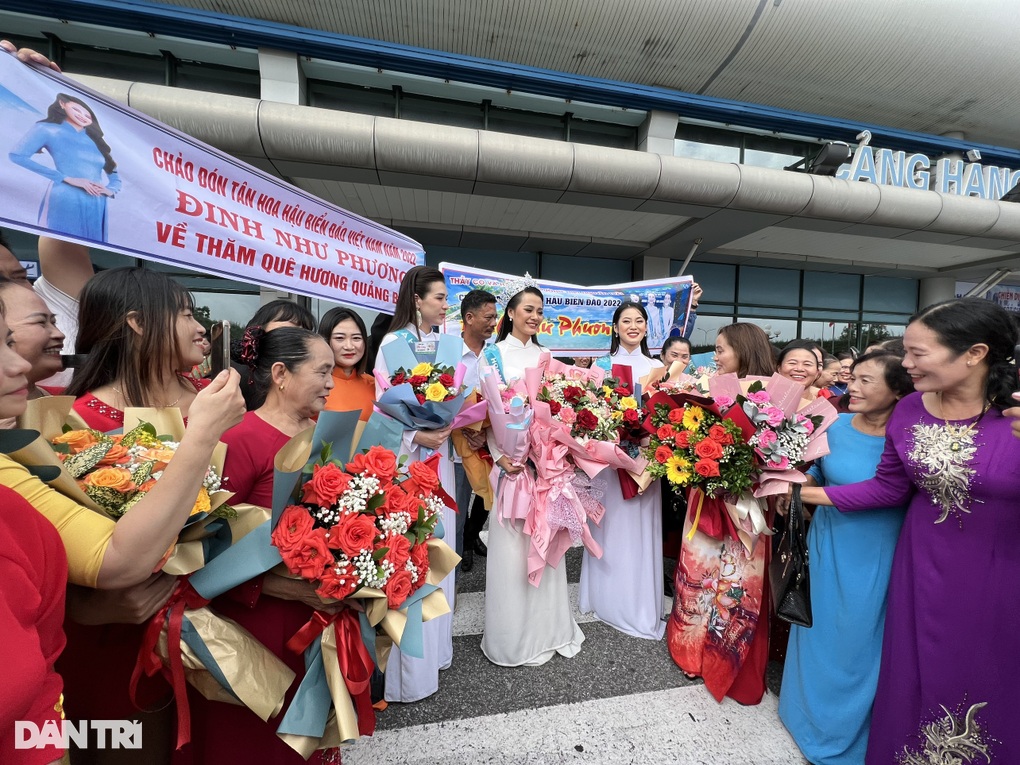 Người dân vây kín chào đón tân Hoa hậu Biển đảo Việt Nam - 1 Người dân vây kín chào đón tân Hoa hậu Biển đảo Việt Nam - 1