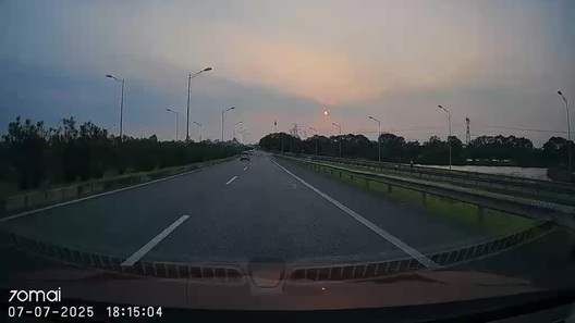 Tài xế ô tô “đứng hình” nhìn người đàn ông đi xe đạp cắt ngang cao tốc