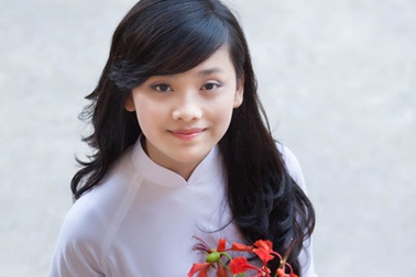 Hoa khôi 9X xứ chè tinh khôi trong áo dài trắng