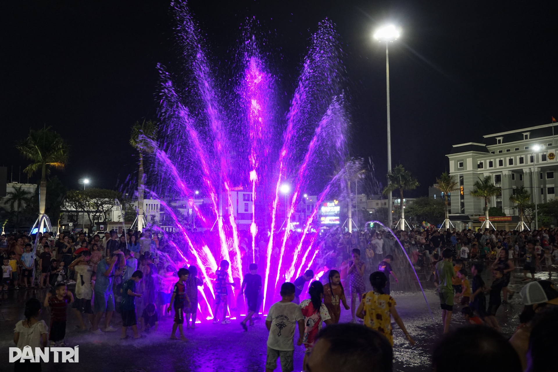 Sàn nhạc nước ngập âm thanh, ánh sáng bên bờ sông Hàn Đà Nẵng - 4 Sàn nhạc nước ngập âm thanh, ánh sáng bên bờ sông Hàn Đà Nẵng - 4