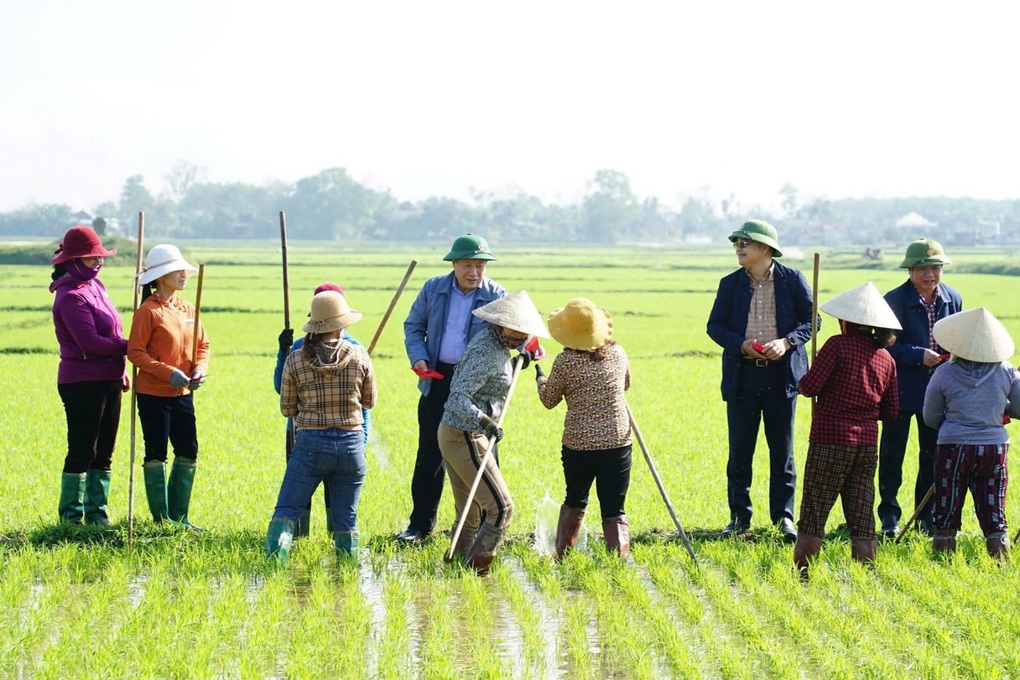 Nông dân Quảng Trị bất ngờ nhận lì xì chúc Tết của lãnh đạo tỉnh - 1 Nông dân Quảng Trị bất ngờ nhận lì xì chúc Tết của lãnh đạo tỉnh - 1