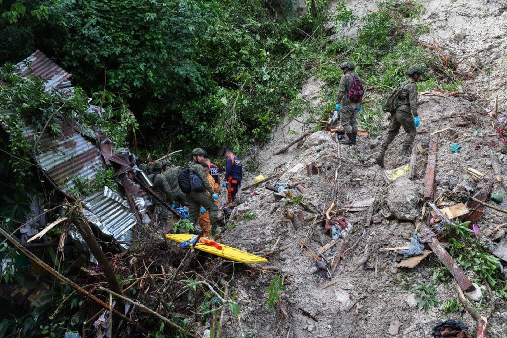 Cảnh đổ nát ở Philippines sau động đất khiến 27 người thiệt mạng - 4 Cảnh đổ nát ở Philippines sau động đất khiến 27 người thiệt mạng - 4