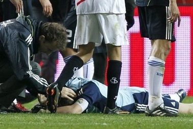 Thủ thành Casillas bị ném chai lọ vào đầu