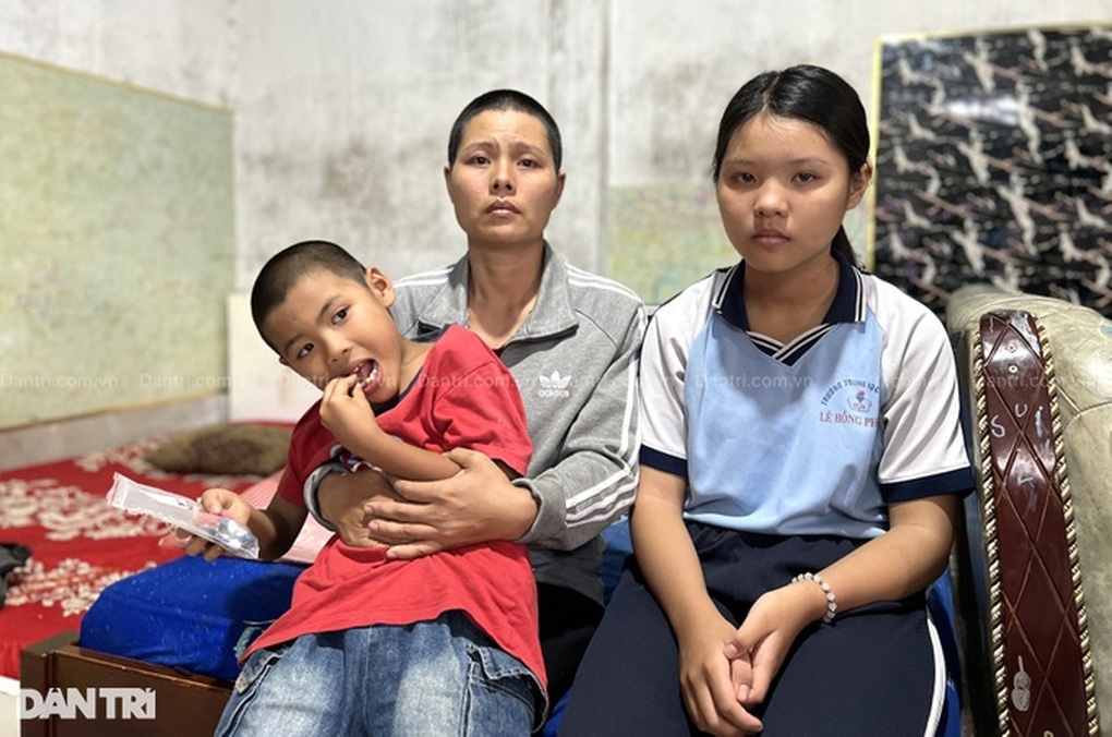 Bé gái 13 tuổi bị ung thư và khát khao sống để phụ mẹ nuôi 2 em khờ khạo - 3 Bé gái 13 tuổi bị ung thư và khát khao sống để phụ mẹ nuôi 2 em khờ khạo - 3