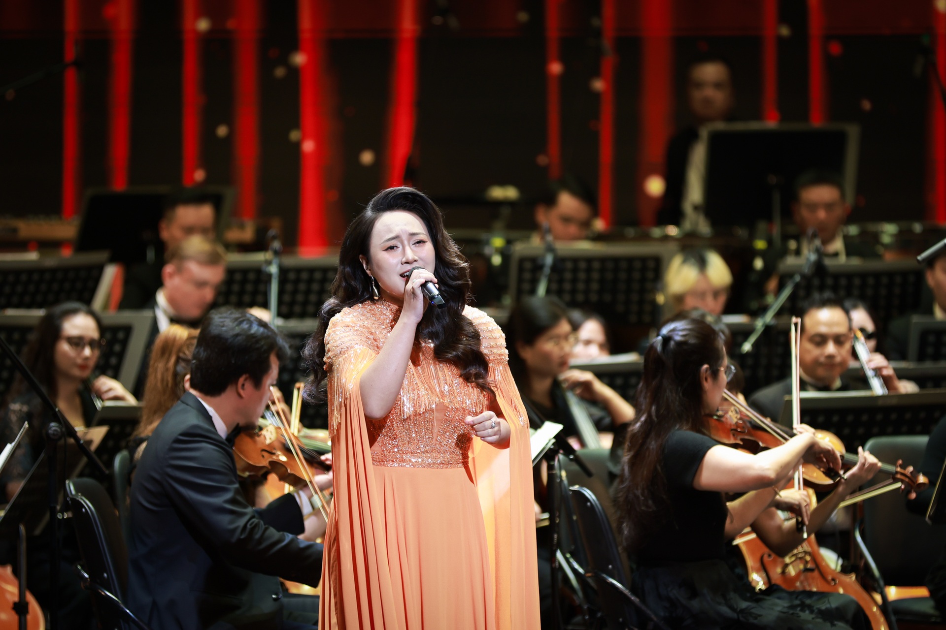 Diva My Linh ធ្វើឱ្យមានការរំជើបរំជួលពេលច្រៀងបទចម្រៀងរដូវស្លឹកឈើជ្រុះអមតៈបន្ទាប់ពីអាយុ ៣១ ឆ្នាំ - ៥ Diva Mỹ Linh gây sốt khi hát bản nhạc mùa thu bất hủ sau 31 năm - 5