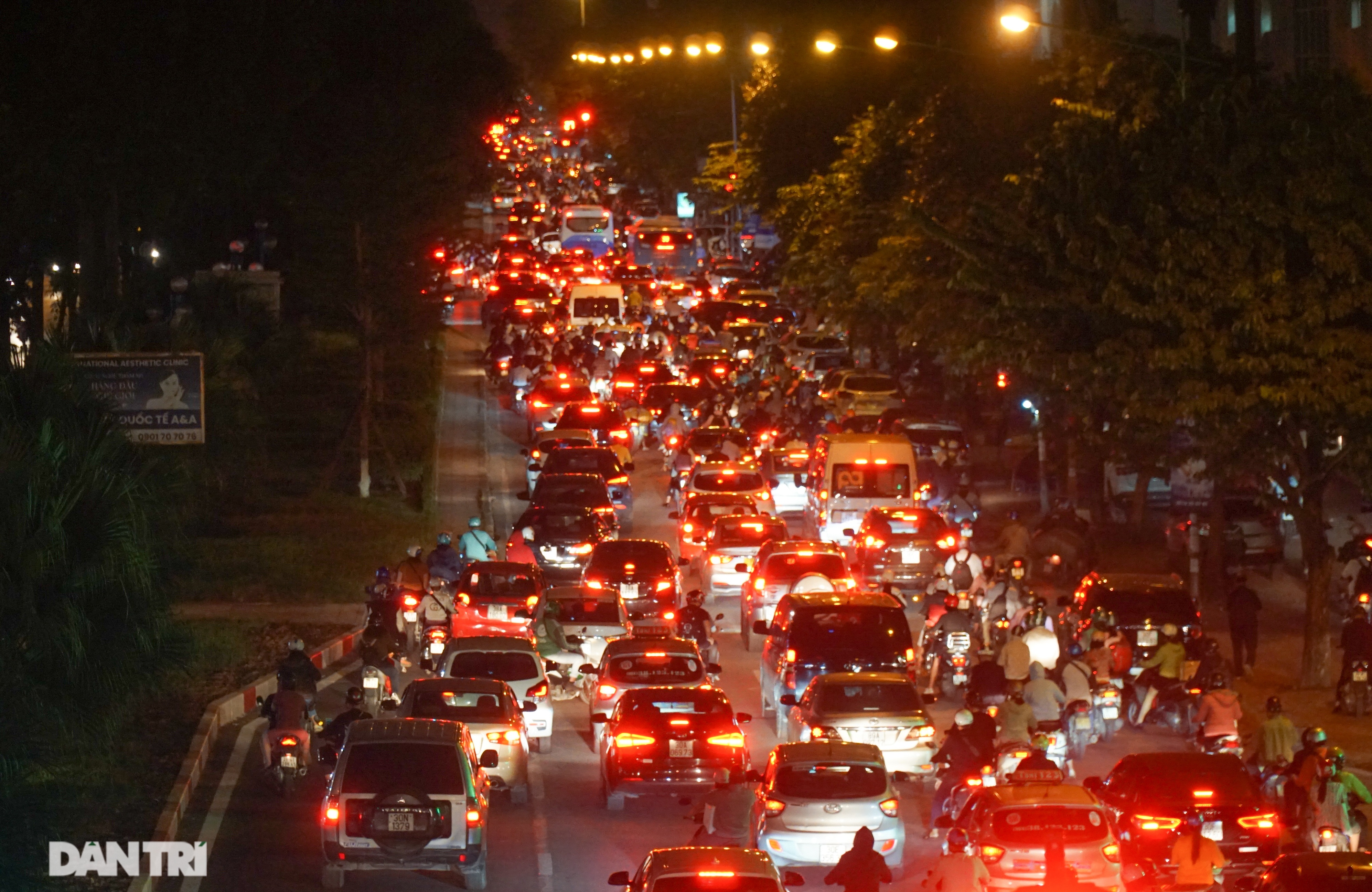 Giao thông “nghẹt thở” tại tuyến đường sắp có làn ưu tiên xe buýt - 12 Giao thông “nghẹt thở” tại tuyến đường sắp có làn ưu tiên xe buýt - 12