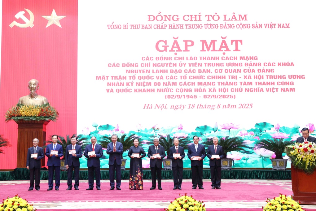 Tổng Bí thư trực tiếp trao huy hiệu đảng và những thẻ đảng mẫu mới đầu tiên - 3 Tổng Bí thư trực tiếp trao huy hiệu đảng và những thẻ đảng mẫu mới đầu tiên - 3