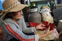 Nghề nặn tượng ông Công, ông Táo ở Hội An gặp khó vì... mưa kéo dài