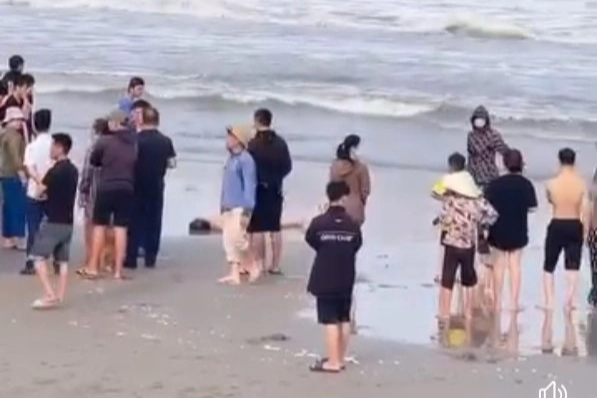 Man's body found drifting into Hai Tien beach resort - 1 Phát hiện thi thể người đàn ông trôi dạt vào khu du lịch biển Hải Tiến - 1
