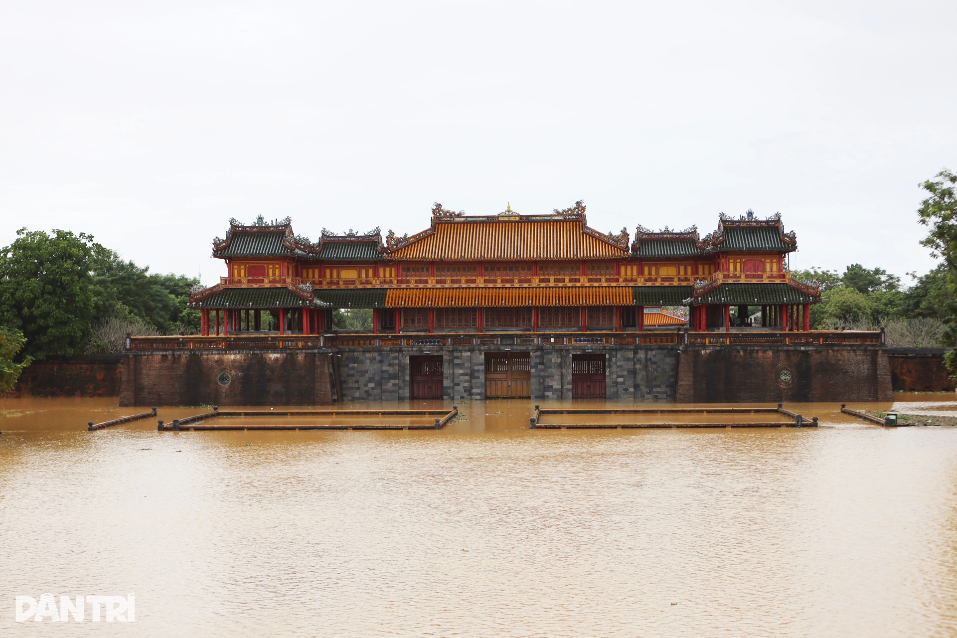 Lũ bao vây Kinh thành Huế, đường vào Đại nội nước chảy cuồn cuộn - 1 Lũ bao vây Kinh thành Huế, đường vào Đại nội nước chảy cuồn cuộn - 1