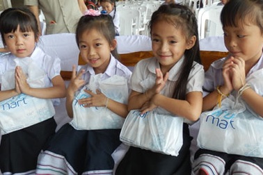 TH True Milk tặng 300.000 ly sữa đến trẻ em nước bạn Lào