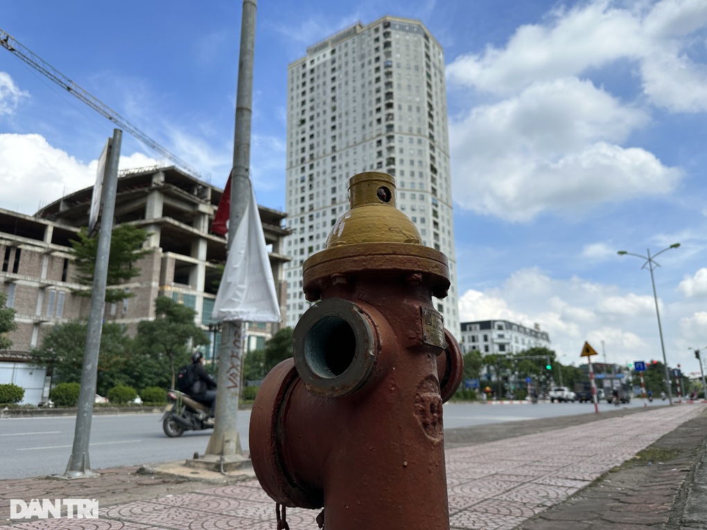 Hà Nội: Hàng loạt họng nước cứu hỏa vô dụng - 2 Hà Nội: Hàng loạt họng nước cứu hỏa vô dụng - 2