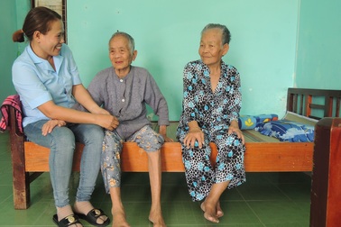 Tết ấm lòng của người già neo đơn và trẻ mồ côi