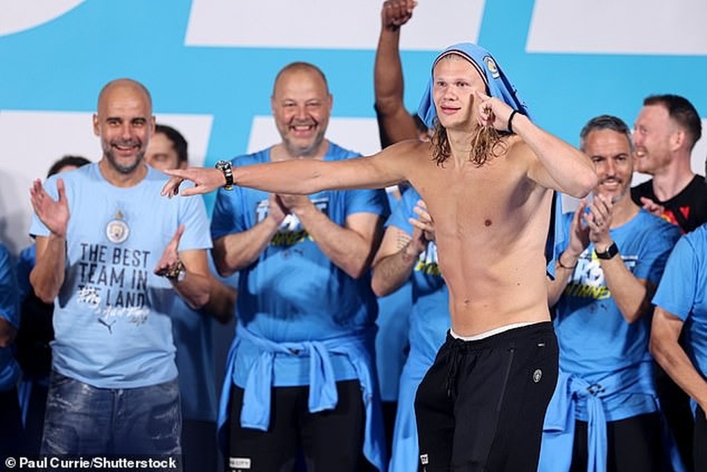 Man City diễu hành ăn mừng chức vô địch Champions League - 8 Man City diễu hành ăn mừng chức vô địch Champions League - 8