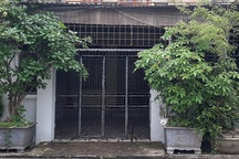 Vừa mở cửa, người phụ nữ lĩnh trọn ca a xít vào mặt