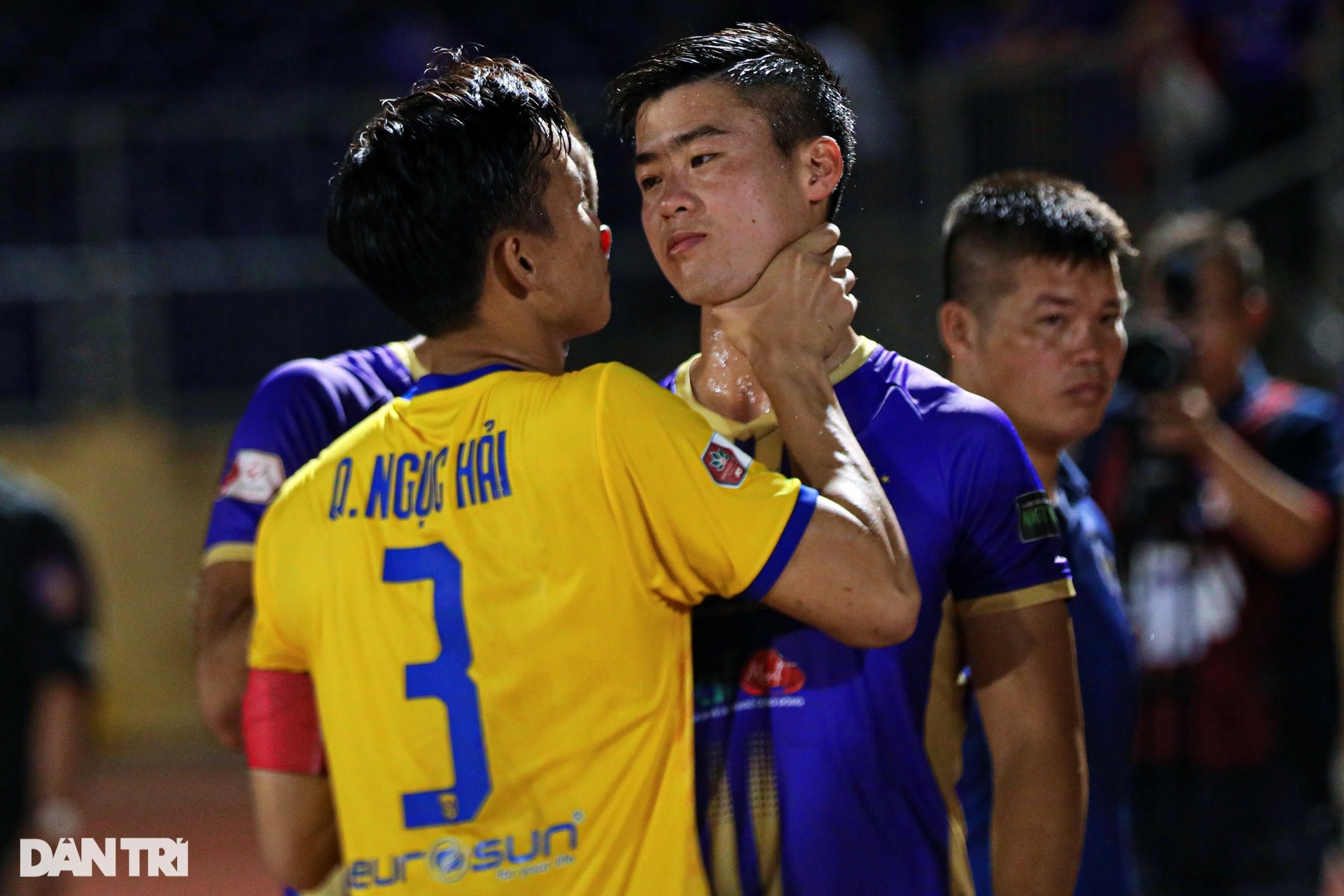 Văn Hậu trêu đùa Quế Ngọc Hải sau trận đại chiến trên sân Vinh - 12