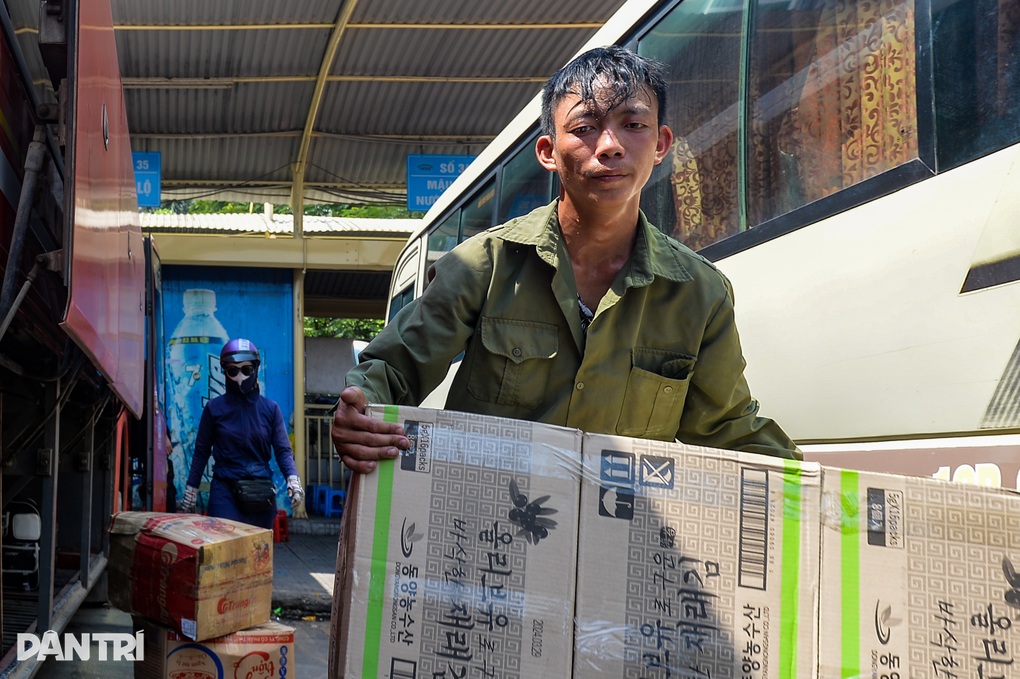 Người lao động mướt mồ hôi mưu sinh dưới cái nắng như rang ở Hà Nội - 7 Người lao động mướt mồ hôi mưu sinh dưới cái nắng như rang ở Hà Nội - 7