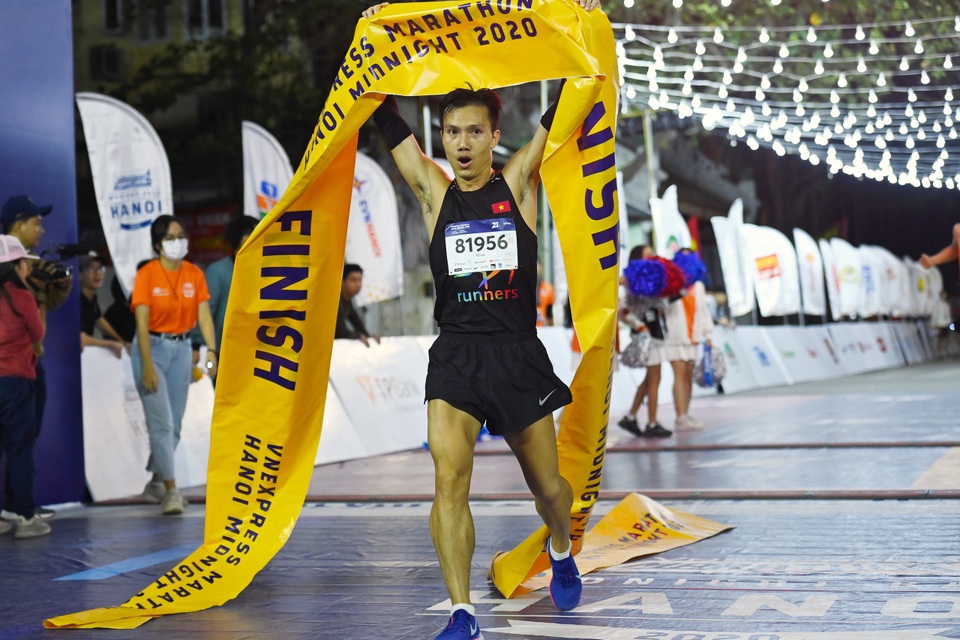 Ông Đoàn Ngọc Hải tiếp tục chinh phục giải chạy 42km ở Hà Nội - 7