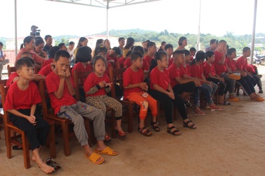 Xúc động lễ khai giảng muộn của 45 “vầng trăng khuyết” tỉnh Đắk Nông