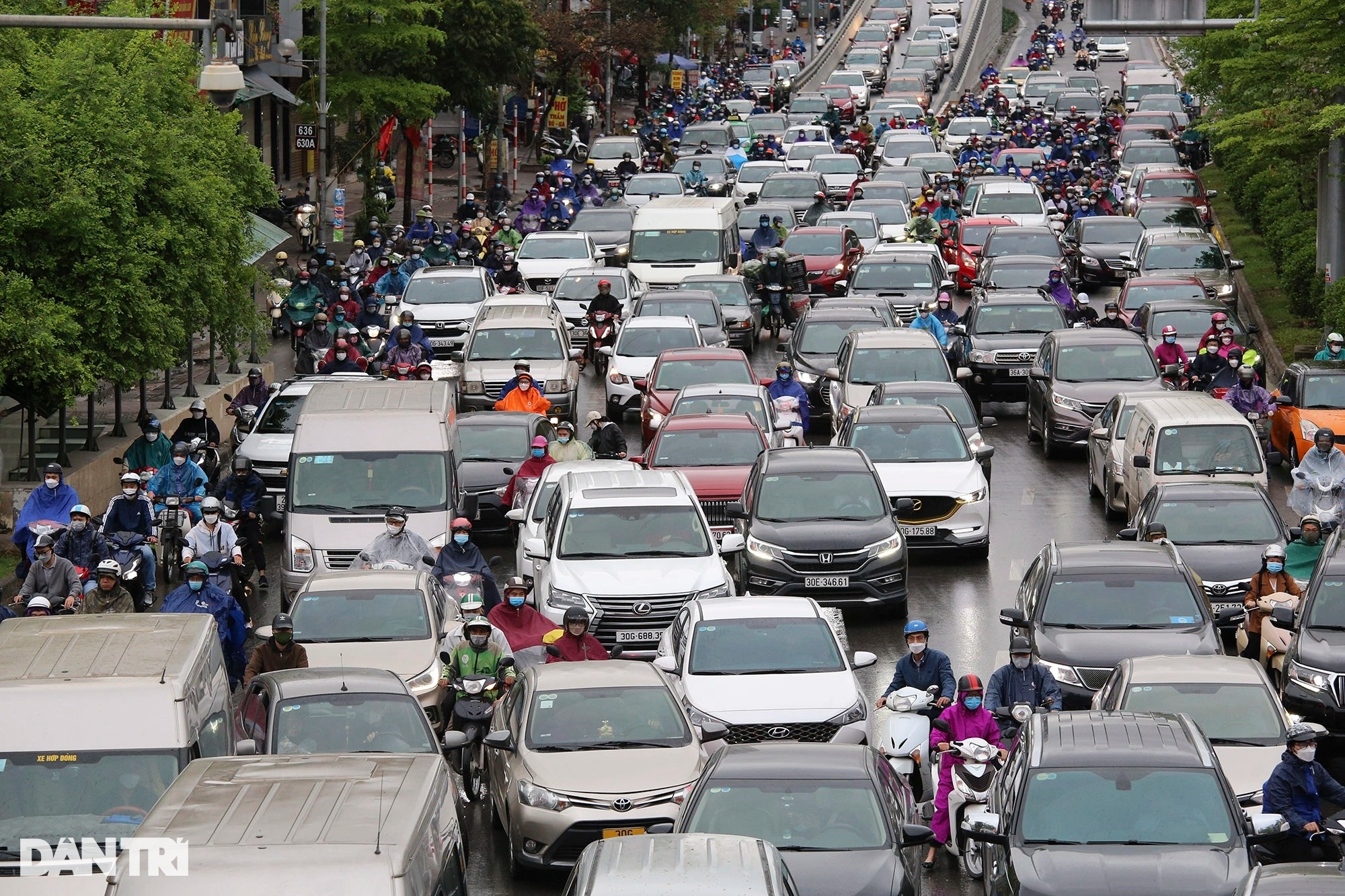 Đường phố ùn tắc giờ cao điểm, bình thường cũ ở Hà Nội đã quay trở lại? - 2 Đường phố ùn tắc giờ cao điểm, bình thường cũ ở Hà Nội đã quay trở lại? - 2
