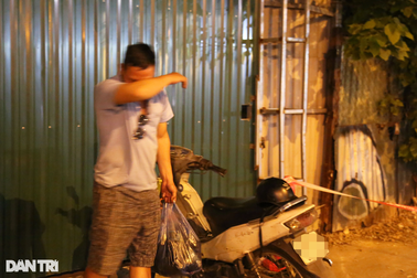 Nam thanh niên òa khóc khi bị CSGT xử lý vi phạm nồng độ cồn