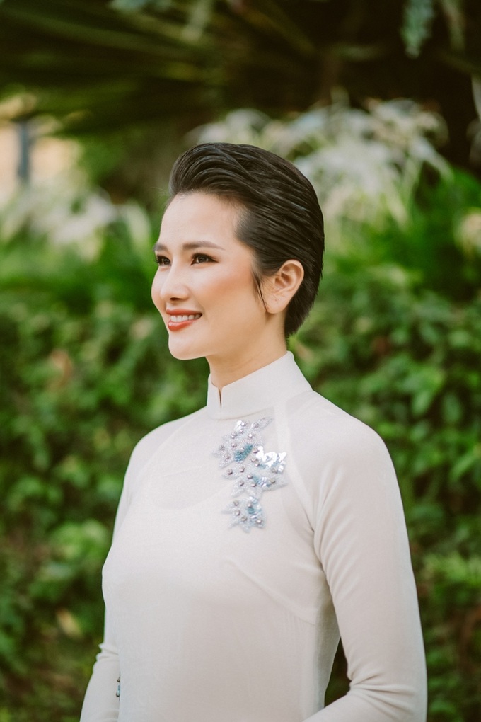 Cao Thùy Dương biến hóa với áo dài ở Đà Lạt - Ảnh 7. Cao Thùy Dương biến hóa với áo dài ở Đà Lạt - Ảnh 7.