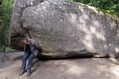 Du khách thử sức nâng khối đá khổng lồ