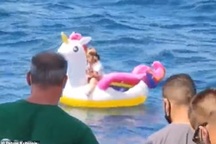 Bé gái 5 tuổi ngồi trên phao bị sóng cuốn trôi ra biển