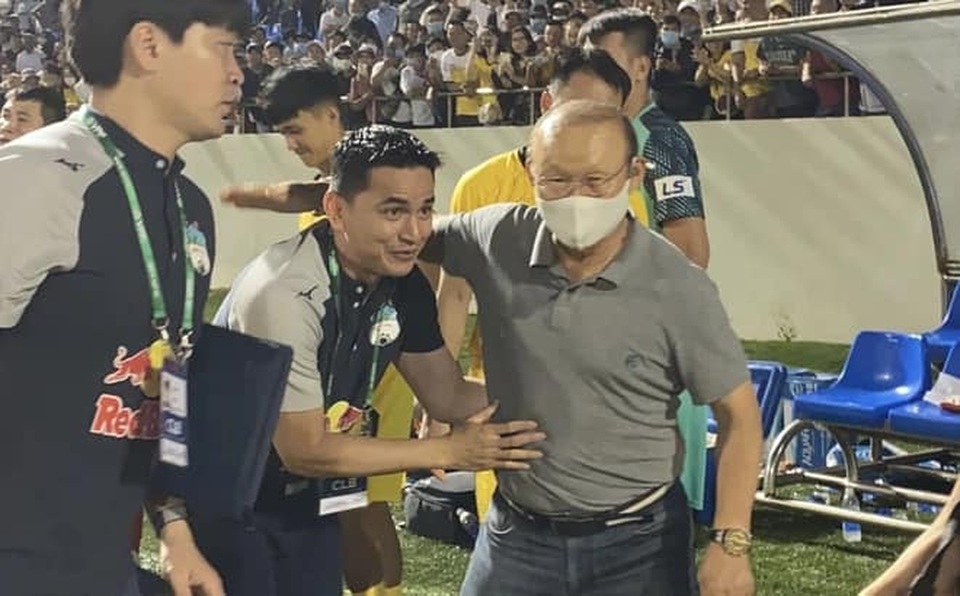 HLV Park Hang Seo nói gì với Kiatisuk khi HA Gia Lai dẫn đầu V-League? - 1 HLV Park Hang Seo nói gì với Kiatisuk khi HA Gia Lai dẫn đầu V-League? - 1