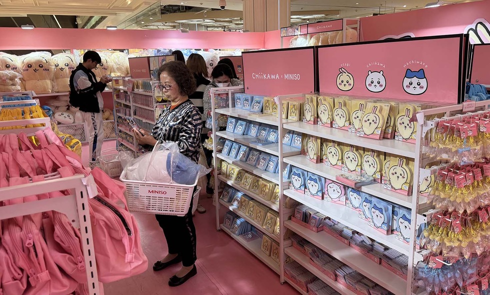 Giới trẻ Trung Quốc xếp hàng nhiều giờ để mua thú bông chữa lành - 2 Giới trẻ Trung Quốc xếp hàng nhiều giờ để mua thú bông chữa lành - 2