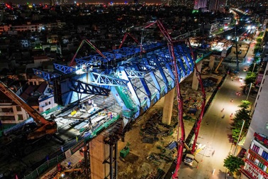 Xuyên đêm hợp long nhịp cầu cuối cùng đường Vành đai 2 trên cao