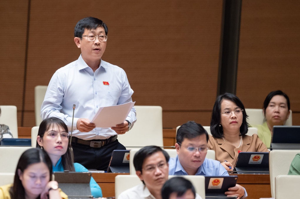 Khi chống dịch là anh hùng áo trắng, hết dịch phải ngồi viết giải trình - 1 Khi chống dịch là anh hùng áo trắng, hết dịch phải ngồi viết giải trình - 1