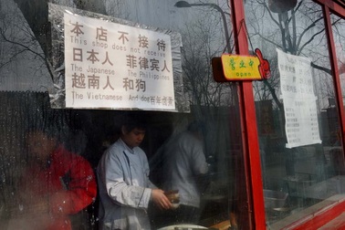2 điểm đáng suy nghĩ về tấm biển kỳ thị tại Bắc Kinh