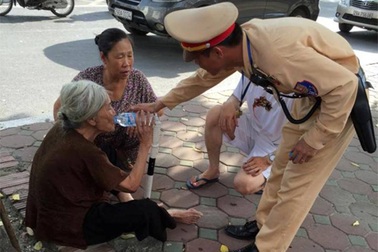 CSGT Hà Nội cứu sống bà cụ hơn 80 tuổi bị say nắng