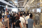 Trung tâm thương mại ở TPHCM chật kín người trong tối đầu năm
