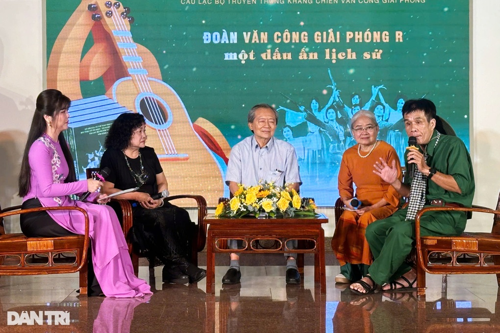 Những câu chuyện xúc động về Đoàn Văn công Giải phóng R - 2 Những câu chuyện xúc động về Đoàn Văn công Giải phóng R - 2