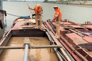 Bắt quả tang 8 cát tặc điều khiển 4 tàu vỏ sắt "moi ruột" sông Đáy